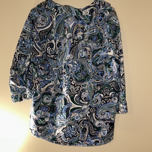 Lovely Patterned Button-Down Blouse - Picture 3 of 4